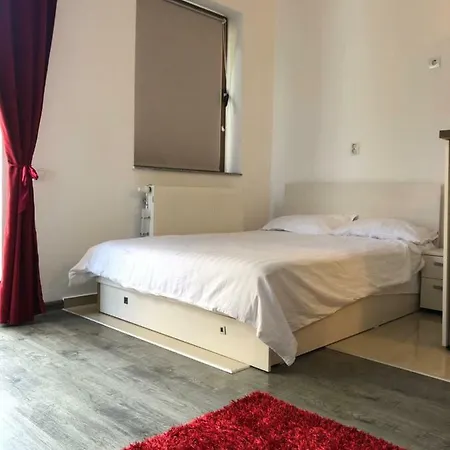 Studio Apartment, 2 Bads + Garden, Seasons Апартаменти Брашов