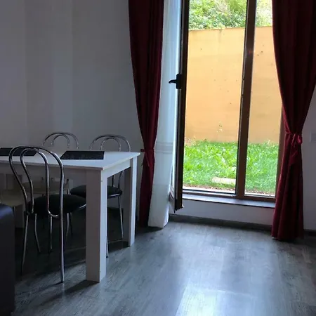Studio Apartment, 2 Bads + Garden, Seasons *