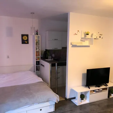 Studio Apartment, 2 Bads + Garden, Seasons Апартаменти *